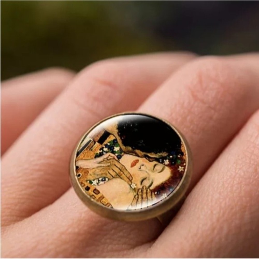 Klimt Famous Paintings Ring, The Kiss - Picture 4 of 5